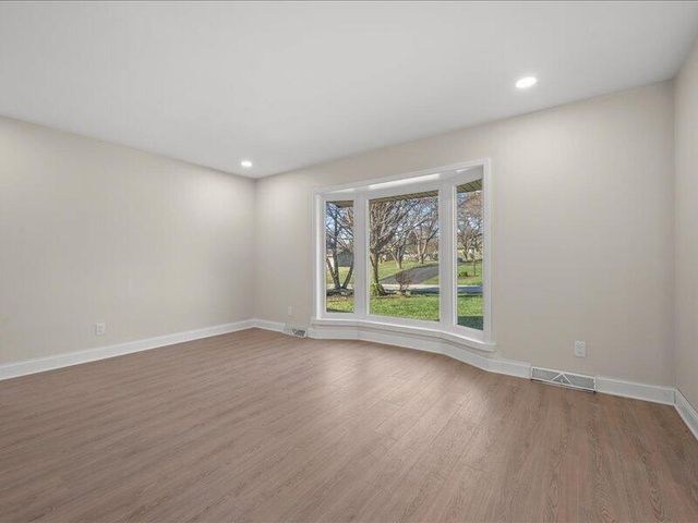 680 Forest Grove LANE, Brookfield, WI 53005