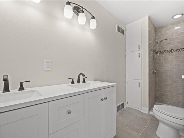 680 Forest Grove LANE, Brookfield, WI 53005