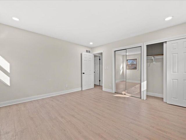 680 Forest Grove LANE, Brookfield, WI 53005