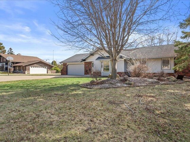 680 Forest Grove LANE, Brookfield, WI 53005