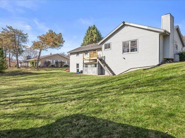 680 Forest Grove LANE, Brookfield, WI 53005