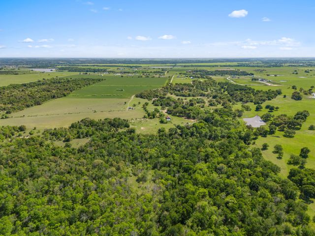 553 Starfire LN, Holland, TX 76534