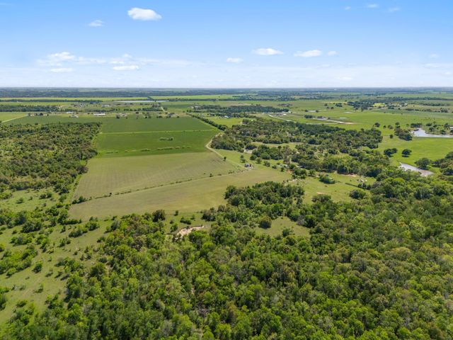 553 Starfire LN, Holland, TX 76534