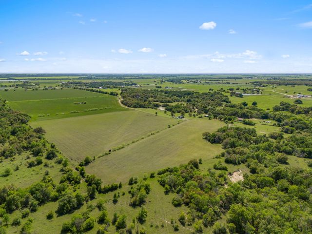 553 Starfire LN, Holland, TX 76534