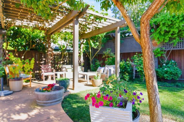 15 Glen Ct, Napa, CA 94558