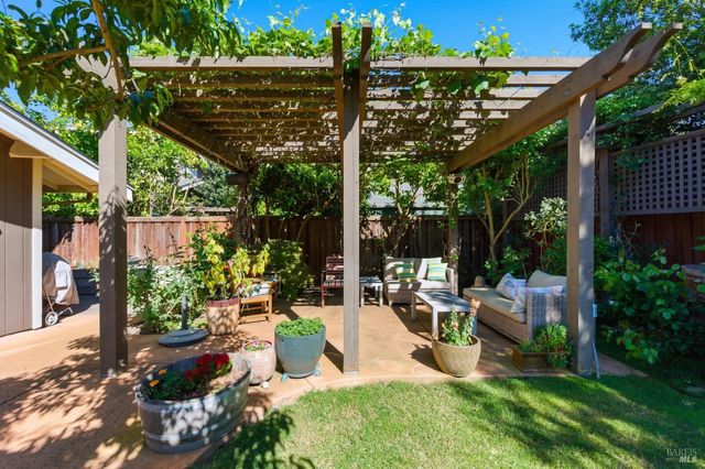 15 Glen Ct, Napa, CA 94558