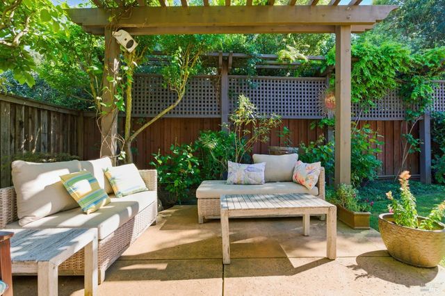 15 Glen Ct, Napa, CA 94558