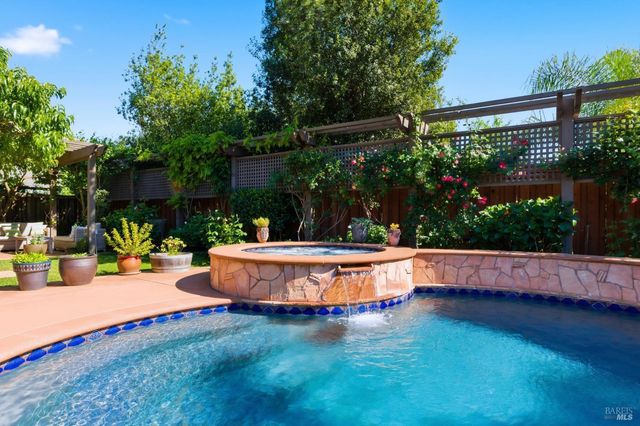 15 Glen Ct, Napa, CA 94558