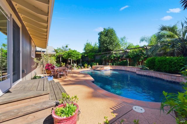 15 Glen Ct, Napa, CA 94558