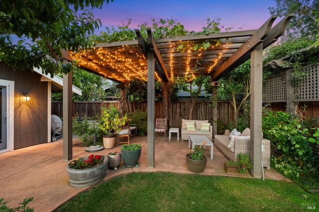 15 Glen Ct, Napa, CA 94558