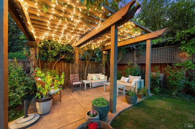 15 Glen Ct, Napa, CA 94558