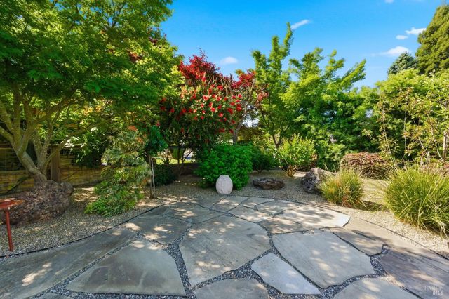 15 Glen Ct, Napa, CA 94558