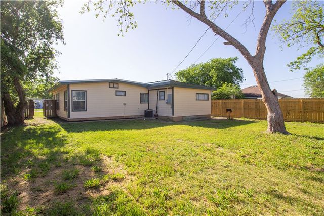 1804 N Mckinley St, Beeville, TX 78102