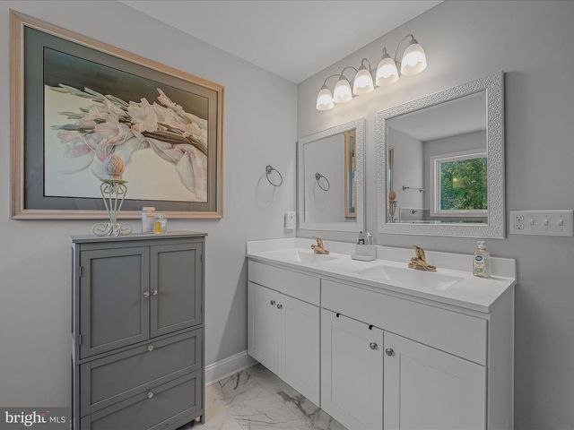 84 TRIPLE CROWN CT, Kearneysville, WV 25430