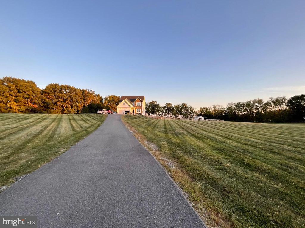 84 TRIPLE CROWN CT, Kearneysville, WV 25430