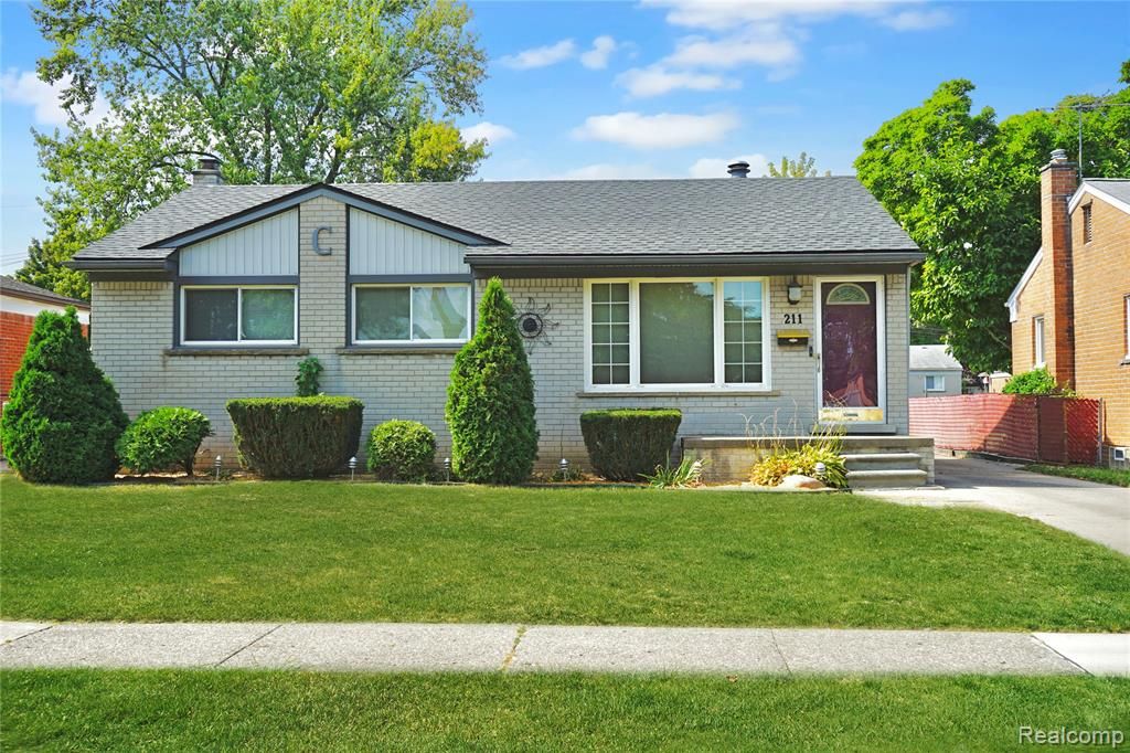 211 Arcola Street, Garden City, MI 48135