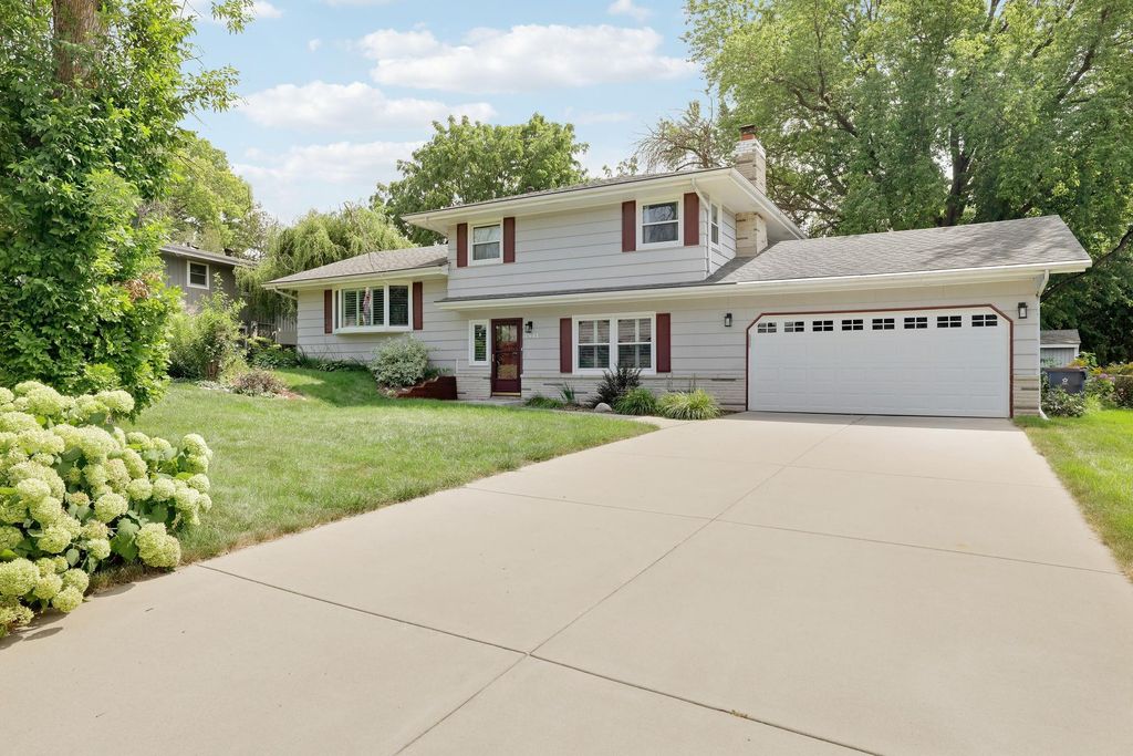 4541 Heritage Hills Circle, Bloomington, MN 55437