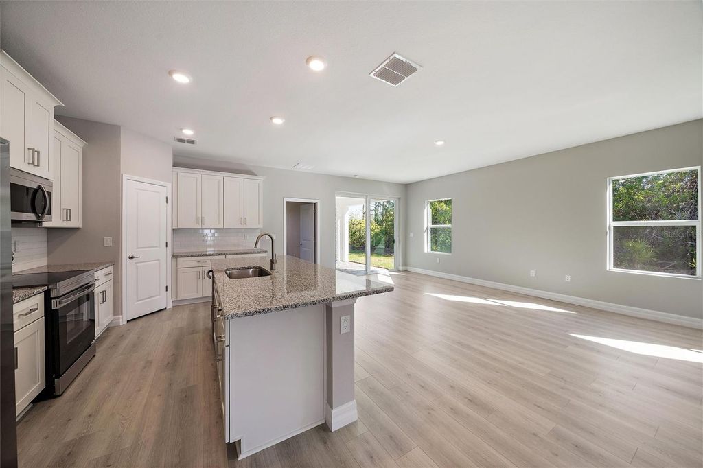 Image 24 of property listing at 196 JENNIFER DRIVE, Rotonda West, FL 33947