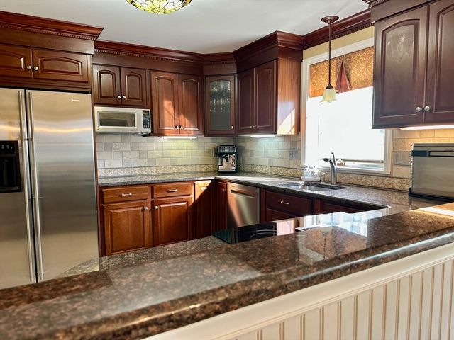 608 Pinewood Dr, Longmeadow, MA 01106
