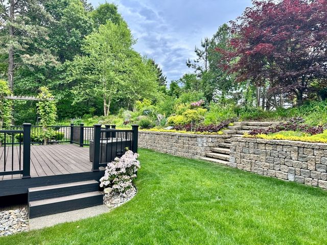608 Pinewood Dr, Longmeadow, MA 01106