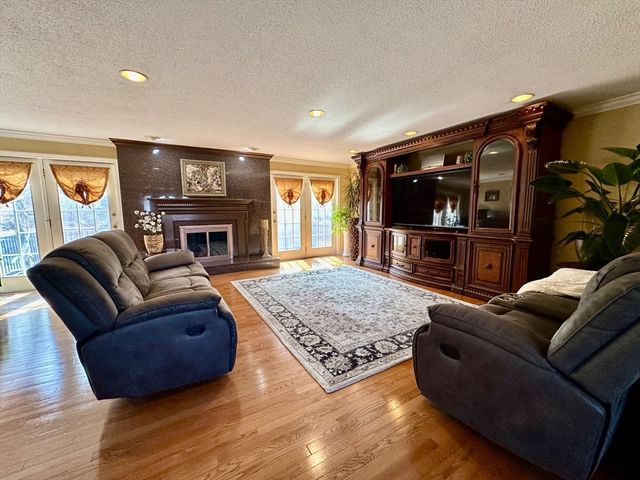 608 Pinewood Dr, Longmeadow, MA 01106