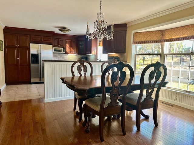 608 Pinewood Dr, Longmeadow, MA 01106