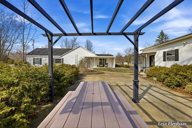 4612 13 Mile Road, Rockford, MI 49341