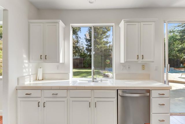 1120 Colina Ct, Davis, CA 95618