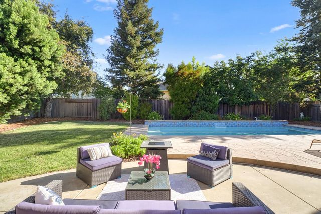 1120 Colina Ct, Davis, CA 95618