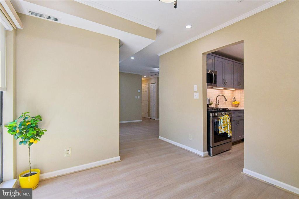 Image 9 of property listing at 6005 MAJORS LN #5 O29, Columbia, MD 21045
