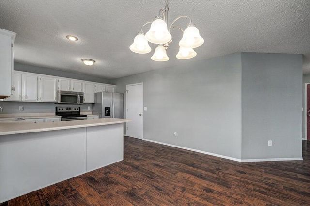 5533 S Walnut Hill Avenue, Springfield, MO 65810