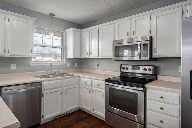 5533 S Walnut Hill Avenue, Springfield, MO 65810