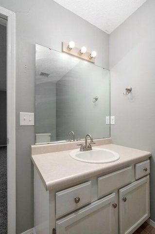 5533 S Walnut Hill Avenue, Springfield, MO 65810