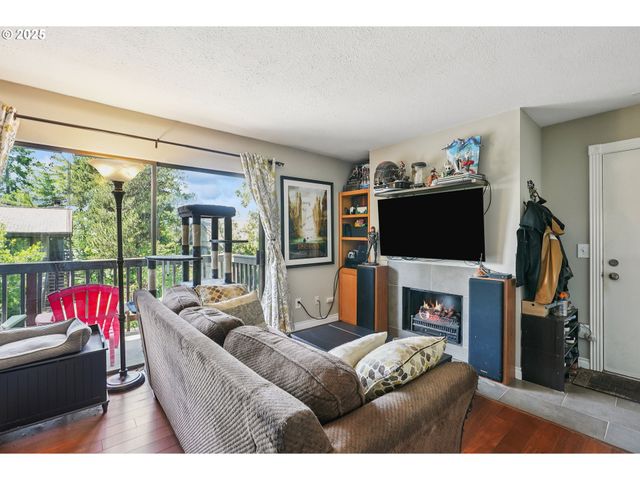 7522 Sw BARNES Rd E, Portland, OR 97225