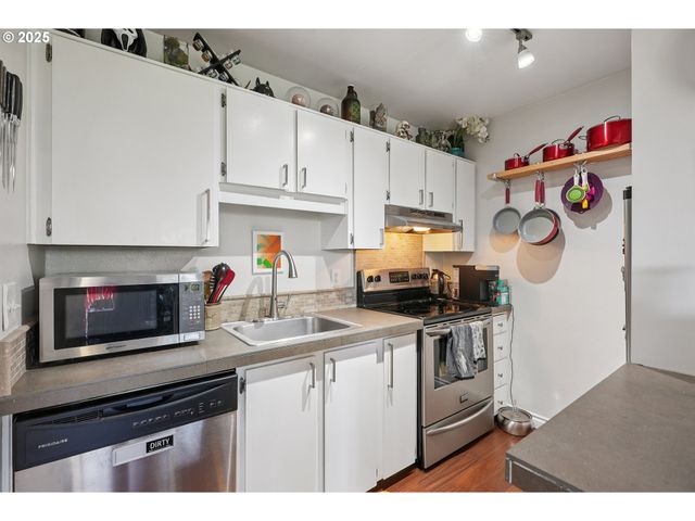 7522 Sw BARNES Rd E, Portland, OR 97225