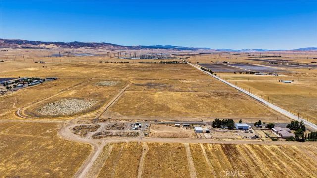 8500 W J, Del Sur, CA 93536