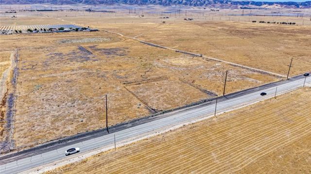 8500 W J, Del Sur, CA 93536