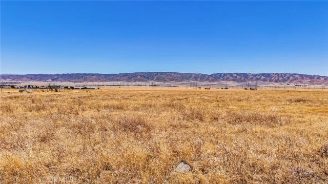 8500 W J, Del Sur, CA 93536