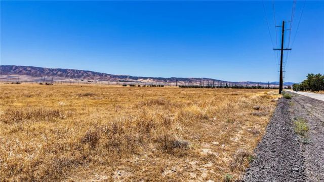 8500 W J, Del Sur, CA 93536