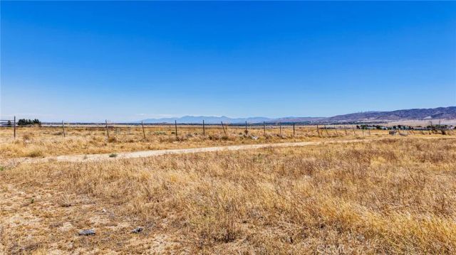 8500 W J, Del Sur, CA 93536