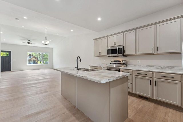 206 S Dewey Avenue, Reedsburg, WI 53959