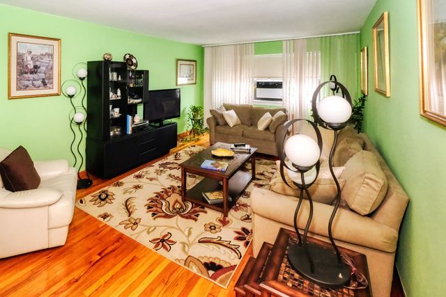 2930 137th St Apt 3A, New York City, NY 11354