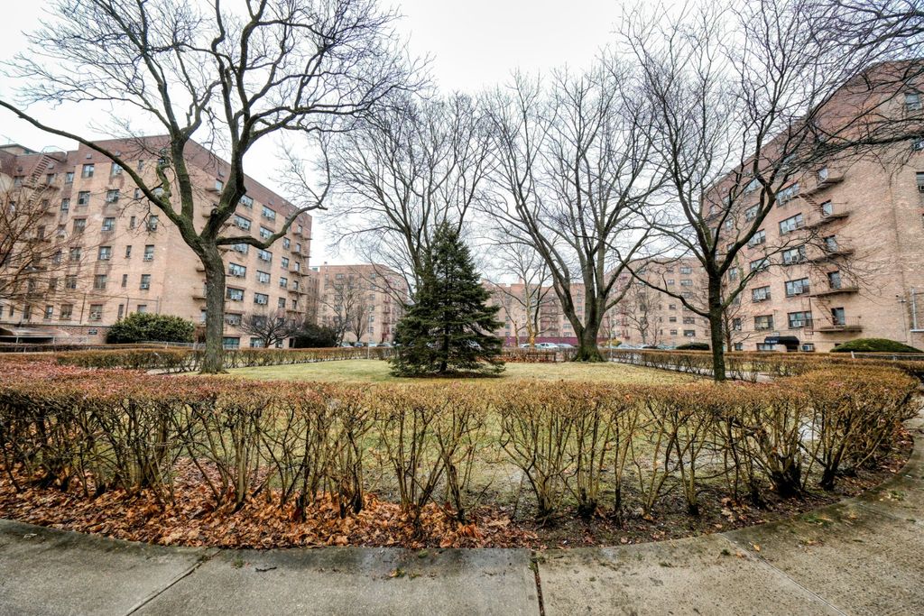 2930 137th St Apt 3A, New York City, NY 11354