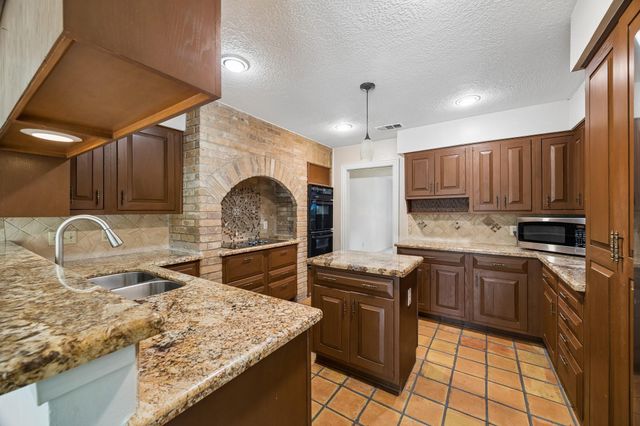 2310 Mill Lake Drive, Kingwood, TX 77339