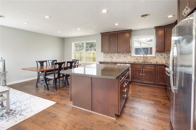 2118 Wayside Drive, Bryan, TX 77802