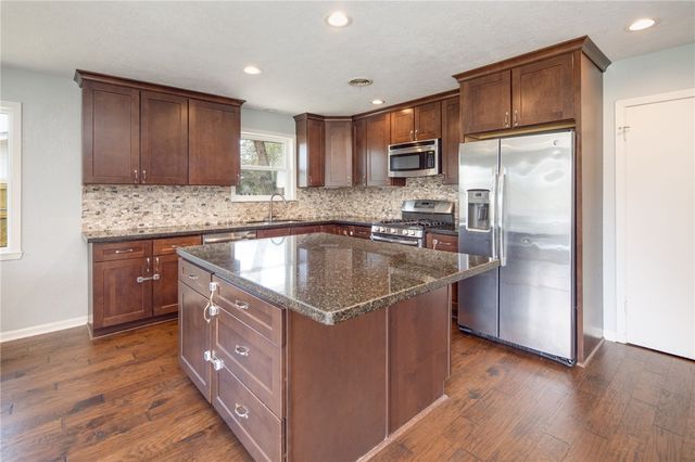 2118 Wayside Drive, Bryan, TX 77802