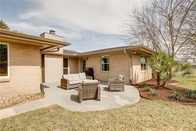 2118 Wayside Drive, Bryan, TX 77802