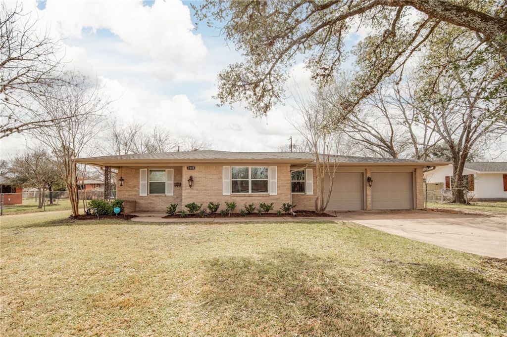 2118 Wayside Drive, Bryan, TX 77802