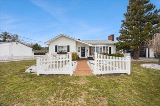 941 Bartlett St, New Bedford, MA 02745