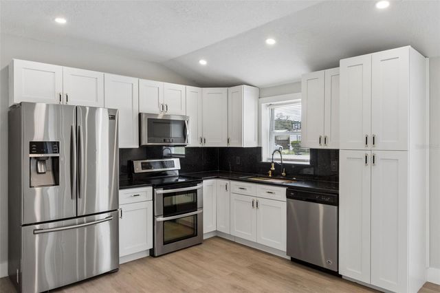 2555 MAPLE AVENUE, Lake Wales, FL 33898